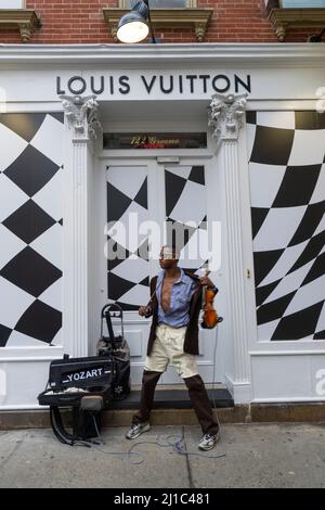 Der Geiger Sean Bennett tritt auf der Straße in Soho NYC auf Stockfoto