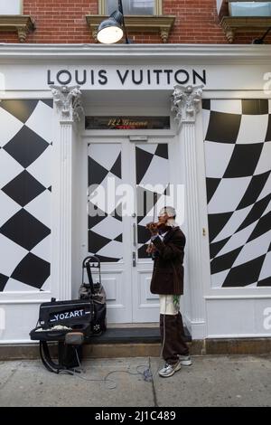 Der Geiger Sean Bennett tritt auf der Straße in Soho NYC auf Stockfoto