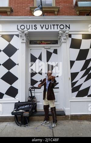 Der Geiger Sean Bennett tritt auf der Straße in Soho NYC auf Stockfoto