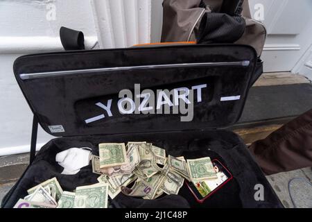 Der Geiger Sean Bennett tritt auf der Straße in Soho NYC auf Stockfoto