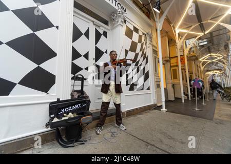 Der Geiger Sean Bennett tritt auf der Straße in Soho NYC auf Stockfoto