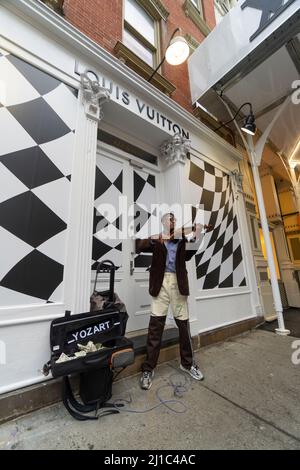 Der Geiger Sean Bennett tritt auf der Straße in Soho NYC auf Stockfoto