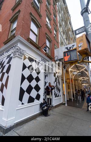 Der Geiger Sean Bennett tritt auf der Straße in Soho NYC auf Stockfoto