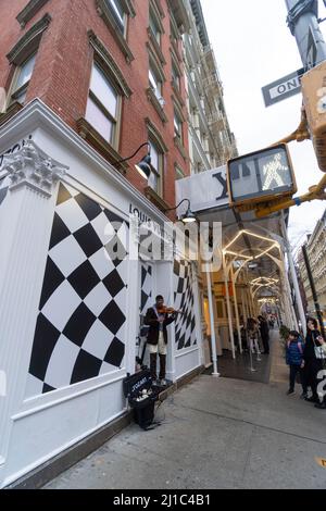 Der Geiger Sean Bennett tritt auf der Straße in Soho NYC auf Stockfoto