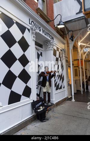 Der Geiger Sean Bennett tritt auf der Straße in Soho NYC auf Stockfoto