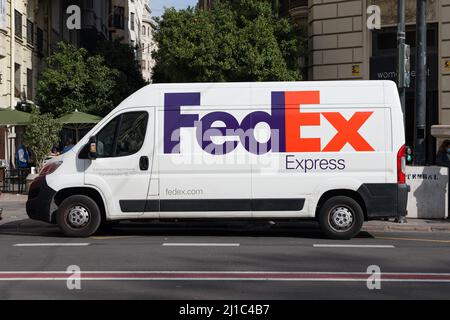 VALENCIA, SPANIEN - 10. MÄRZ 2022: FedEx ist ein US-amerikanisches multinationales Logistikunternehmen Stockfoto