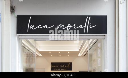 VALENCIA, SPANIEN - 10. MÄRZ 2022: Luca Moretti Schuhgeschäft im Stadtzentrum Stockfoto