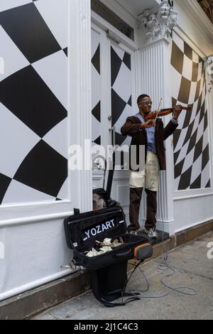 Der Geiger Sean Bennett tritt auf der Straße in Soho NYC auf Stockfoto