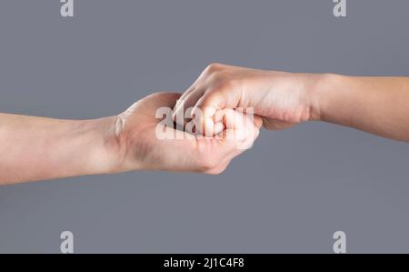 Zwei Hände, isolierter Arm, helfende Hand eines Freundes. Rettung, helfende Hand. Männliche Hand vereint in einem Handschlag. Der Mensch hilft den Händen, der Vormundschaft, dem Schutz Stockfoto