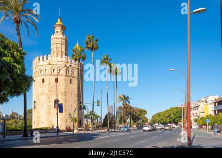 Der Torre del Oro oder der Goldene Turm am Guadalquivir-Fluss im historischen Zentrum von Sevilla, Spanien. Stockfoto