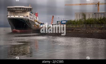 **BILD DER DATEI Greenock, Schottland, UK. 6. September 2021. IM BILD: Die bereits verspätete und zu hohe Glen Sannox Fähre - Hull 802, die in Ferguson Marine noch in der Fertigung ist, wird sich nun um weitere acht Monate verzögern. Das Schiff wurde durch zahlreiche Rückschläge und Kontroversen getrübt. Ein neuer voraussichtlicher Termin für die Lieferung des Glen Sannox ist für ca. Mai 2023 geplant. Die schottische Regierung hat eine öffentliche Untersuchung des Fiaskos der Fähre abgelehnt. Quelle: Colin Fisher/Alamy Live News Stockfoto