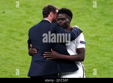 Aktenfoto vom 22-06-2021 von Englands Bukayo Saka (rechts) und Manager Gareth Southgate. Saka hat das Lager in England verlassen, nachdem er einen positiven Test für Covid-19 gemacht hat, teilte der Fußballverband mit. Three Lions-Chef Gareth Southgate musste sich seit der Benennung seiner 25-Mann-Mannschaft am vergangenen Donnerstag mit einer Reihe von Austritten auseinandersetzen. Ausgabedatum: Donnerstag, 24. März 2022. Stockfoto