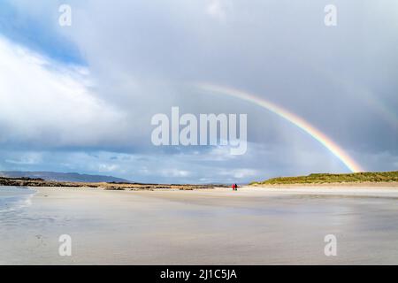 Erstaunlicher Regenbogen über Carrickfad von Portnoo am Narin Strand in der Grafschaft Donegal Irland. Stockfoto