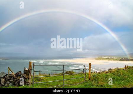 Erstaunlicher Regenbogen über Narin Strand bei Portnoo in der Grafschaft Donegal Irland. Stockfoto