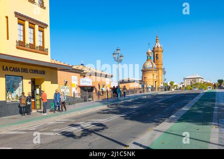 Das Triana Viertel von Sevilla mit dem Traina Markt und der Capilla del Carmen Kirche auf der linken Seite in der Nähe der Puente de Isabel Brücke. Stockfoto