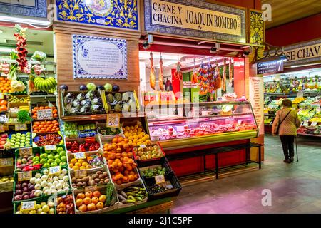 Innenansicht des Joaquin Romero Carne Y Chacina Lebensmittelmarktes in der Triana-Halle in Sevilla, Spanien. Stockfoto