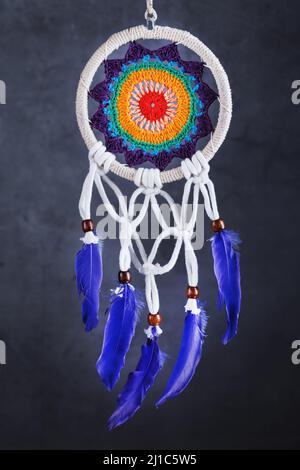 Amulett Dreamcatcher auf schwarzem Hintergrund Nahaufnahme schützt den Schläfer vor bösen Geistern und Krankheiten Stockfoto