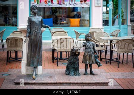 Szeged, Ungarn, 27. Juni 20: Straßenkfiguren einer Frau, eines Mädchens und eines Hundes, die am 27. Juni vor einem Café auf einer Straße in der Stadt Szeged aufgestellt wurden Stockfoto