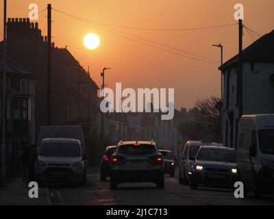 Sheerness, Kent, Großbritannien. 24. März 2022. UK Wetter: Sonnenuntergang in Sheerness, Kent heute Abend. Kredit: James Bell/Alamy Live Nachrichten Stockfoto