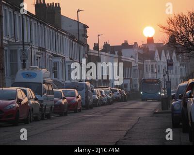 Sheerness, Kent, Großbritannien. 24. März 2022. UK Wetter: Sonnenuntergang in Sheerness, Kent heute Abend. Kredit: James Bell/Alamy Live Nachrichten Stockfoto