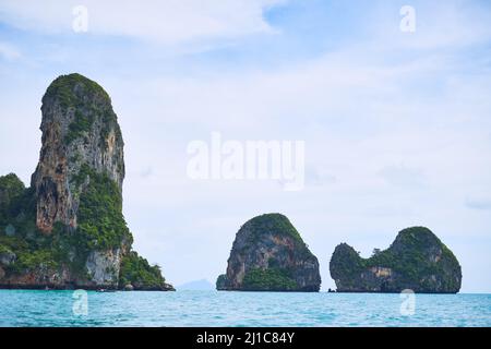 Nur ein weiterer Tag im Paradies. Aufnahme eines idyllischen tropischen Strandes ohne Menschen. Stockfoto