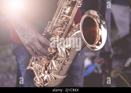 Musikinstrumente, Saxophonspieler Hände Saxophonist spielt Jazzmusik. Nahaufnahme des Alto Sax-Musikinstruments Stockfoto
