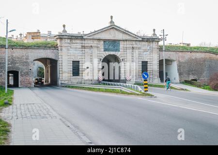 Novi Sad, Serbien - 16. März 2019: Blick auf das Belgrader Tor in der Festung Petrovaradin in Petrovaradin, Novi Sad, Serbien. Redaktionelles Bild. Stockfoto