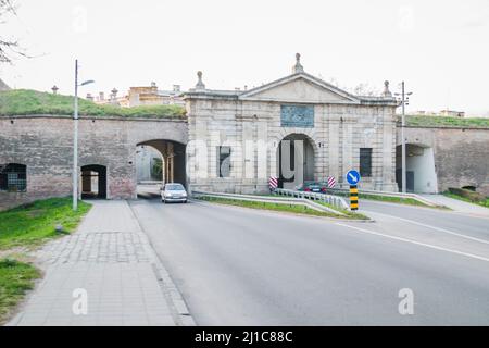 Novi Sad, Serbien - 16. März 2019: Blick auf das Belgrader Tor in der Festung Petrovaradin in Petrovaradin, Novi Sad, Serbien. Redaktionelles Bild. Stockfoto