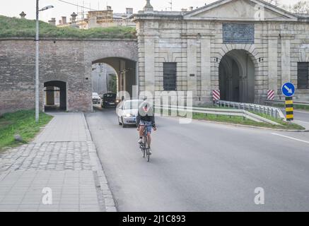 Novi Sad, Serbien - 16. März 2019: Blick auf das Belgrader Tor in der Festung Petrovaradin in Petrovaradin, Novi Sad, Serbien. Redaktionelles Bild. Stockfoto