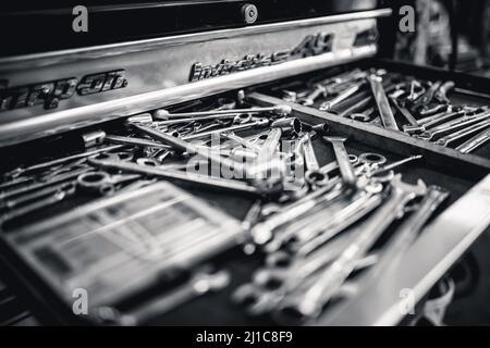 Die Graustufen-Nahaufnahme von Werkzeugen in einer Snap-on-Toolbox Stockfoto