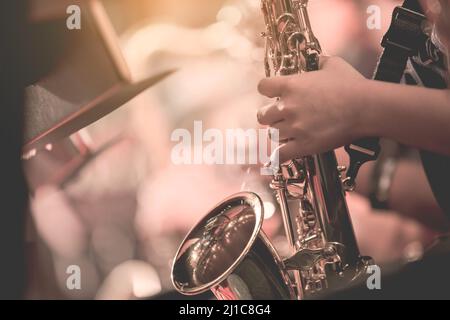 Musikinstrumente, Saxophonspieler Hände Saxophonist spielt Jazzmusik. Nahaufnahme des Alto Sax-Musikinstruments Stockfoto