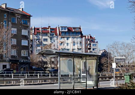 Haltestelle des Stadtbusses auf der Straßenseite auf der Stadtstraße in Sofia, Bulgarien Stockfoto