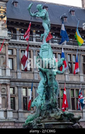 Der Brabo-Brunnen (Brabofontein) vor dem Rathaus der Stadt in Grote Markt, Antwerpen, Belgien Stockfoto