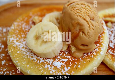 Nahaufnahme von köstlichem Pfannkuchen mit frischem Bananeneis und Karamelleis Stockfoto