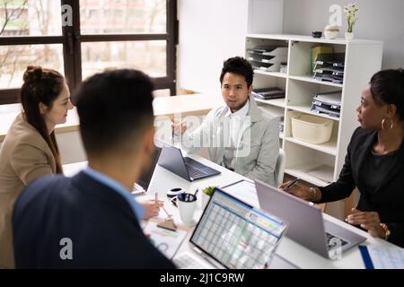 Diverse Business People Group Am Arbeitsplatz. Mitarbeiterbesprechung Stockfoto
