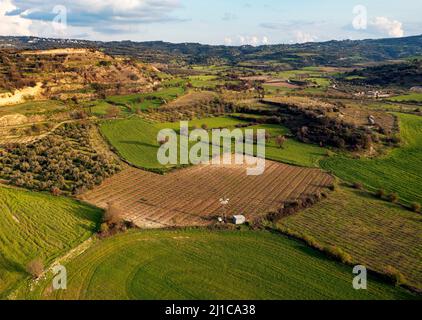 Luftaufnahme der typischen Landschaft im Weinanbaugebiet des Ezousa-Tals, Pafos-Distrikt, Zypern Stockfoto