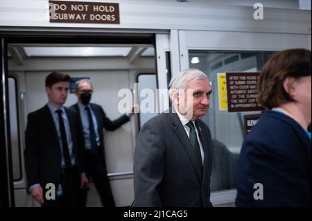 Washington, USA. 24. März 2022. Senator Jack Reed (D-R.I.) läuft am Donnerstag, den 24. März, durch die Senate Subway im US-Kapitol in Washington, DC, 2022. Die Republikaner haben die Kandidatin von Präsident Joe Biden für den Richter des Obersten Gerichtshofs, Kentanji Brown Jackson, während zwei Tagen ihrer Befragung in dieser Woche gegrillt, indem sie sie beschuldigten, sie sei weich im Umgang mit Verbrechen und forderte zusätzliche Informationen vom Weißen Haus. (Graeme Sloan/Sipa USA) Quelle: SIPA USA/Alamy Live News Stockfoto