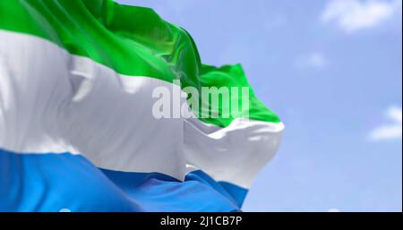 Detail der Nationalflagge von Sierra Leone, die an einem klaren Tag im Wind winkt. Sierra Leone ist ein Land an der Südwestküste Westafrikas. Wählen Sie Stockfoto