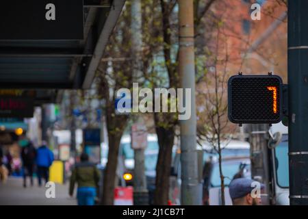 Sieben Sekunden nach dem Cross-Walk-Cowntdown-Timer in der Stadt Seattle. Stockfoto