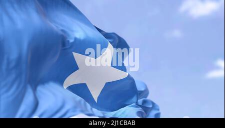 Detail der Nationalflagge Somalias, die an einem klaren Tag im Wind winkt. Somalia ist ein Land am Horn von Afrika. Selektiver Fokus. Stockfoto