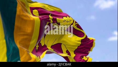 Detail der Nationalflagge Sri Lankas, die an einem klaren Tag im Wind winkt. Sri Lanka ist ein Inselstaat in Südasien. Selektiver Fokus. Stockfoto