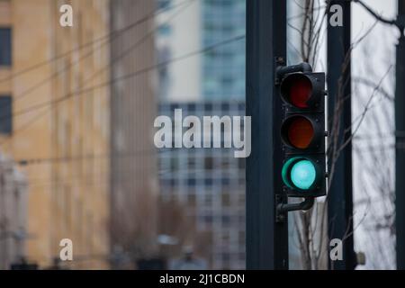 Grünes Licht in der Innenstadt von Seattle mit der Stadt im Hintergrund. Stockfoto