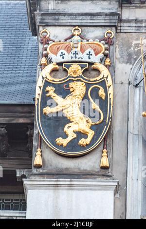 Eine schöne Aufnahme des Wappens an der Fassade des Antwerpener Rathauses während des Tages, Belgien Stockfoto