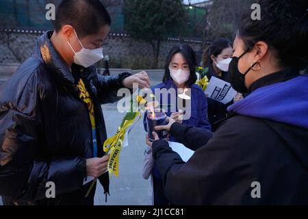 Seoul, Südkorea. 24. März 2022. Die Teilnehmer zünden während der Demonstration ihre Kerzen an. Amnesty führte an dem Tag, der einen Monat seit dem Einmarsch Russlands in die Ukraine in Seoul, Südkorea, markiert, eine internationale Unternehmensaktion durch. Kredit: SOPA Images Limited/Alamy Live Nachrichten Stockfoto