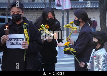 Seoul, Südkorea. 24. März 2022. Die Teilnehmer zünden während der Demonstration ihre Kerzen an. Amnesty führte an dem Tag, der einen Monat seit dem Einmarsch Russlands in die Ukraine in Seoul, Südkorea, markiert, eine internationale Unternehmensaktion durch. Kredit: SOPA Images Limited/Alamy Live Nachrichten Stockfoto