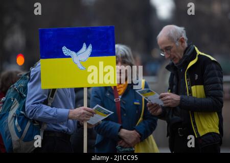 Edinburgh. Schottland, Großbritannien. 24. März 2022. Mitglieder der Öffentlichkeit versammeln sich im Mound in Edinburgh, um die Ukraine zu unterstützen. Pic Credit: Pako Mera/Alamy Live News Stockfoto