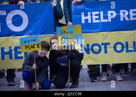 Edinburgh. Schottland, Großbritannien. 24. März 2022. Mitglieder der Öffentlichkeit versammeln sich im Mound in Edinburgh, um die Ukraine zu unterstützen. Pic Credit: Pako Mera/Alamy Live News Stockfoto