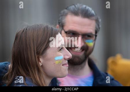 Edinburgh. Schottland, Großbritannien. 24. März 2022. Mitglieder der Öffentlichkeit versammeln sich im Mound in Edinburgh, um die Ukraine zu unterstützen. Pic Credit: Pako Mera/Alamy Live News Stockfoto