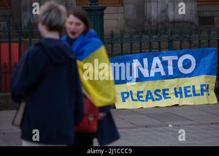 Edinburgh. Schottland, Großbritannien. 24. März 2022. Mitglieder der Öffentlichkeit versammeln sich im Mound in Edinburgh, um die Ukraine zu unterstützen. Pic Credit: Pako Mera/Alamy Live News Stockfoto