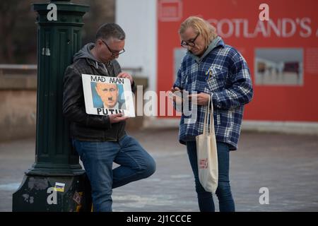 Edinburgh. Schottland, Großbritannien. 24. März 2022. Mitglieder der Öffentlichkeit versammeln sich im Mound in Edinburgh, um die Ukraine zu unterstützen. Pic Credit: Pako Mera/Alamy Live News Stockfoto